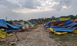గుండ్ల సింగారంలో ఉద్రిక్తత.. రెవెన్యూ, మున్సిపల్ అధికారుల ఆధ్వర్యంలో గుడిసెల తొలగింపు.. అడ్డుకున్న నివాసితుల అరెస్ట్ గుండ్ల సింగారంలో ఉద్రిక్తత.. రెవెన్యూ, మున్సిపల్ అధికారుల ఆధ్వర్యంలో గుడిసెల తొలగింపు.. అడ్డుకున్న నివాసితుల అరెస్ట్
