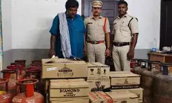 అక్రమంగా గ్యాస్ సిలిండర్లు, మద్యం బాటిళ్ల నిల్వ.. ఇద్దరు అరెస్ట్