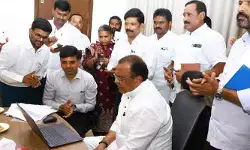 యూరియా యాప్ను ప్రారంభించిన మంత్రి కోమటిరెడ్డి వెంకటరెడ్డి యూరియా యాప్ను ప్రారంభించిన మంత్రి కోమటిరెడ్డి వెంకటరెడ్డి