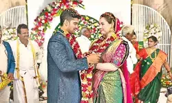 ఎల్లలు దాటిన ప్రేమ.. పెళ్లితో ఒక్కటైన జంట ఎల్లలు దాటిన ప్రేమ.. పెళ్లితో ఒక్కటైన జంట