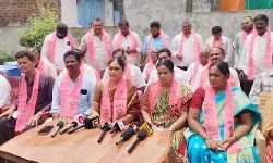 అవినీతిరహిత అభివృద్ధికి సహకరిస్తాం: బీఆర్ఎస్ కౌన్సిలర్లు అవినీతిరహిత అభివృద్ధికి సహకరిస్తాం: బీఆర్ఎస్ కౌన్సిలర్లు