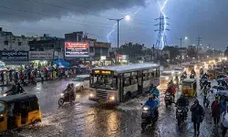 హైదరాబాద్ను ముంచెత్తుతున్న భారీ వర్షాలు.. రాగల గంటలో ఈ ప్రాంతాలకు అలెర్ట్ హైదరాబాద్ను ముంచెత్తుతున్న భారీ వర్షాలు.. రాగల గంటలో ఈ ప్రాంతాలకు అలెర్ట్