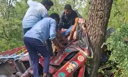 వాహనాన్ని తప్పించే ప్రయత్నంలో అదుపుతప్పిన లారీ.. డ్రైవర్కు తీవ్ర గాయాలు వాహనాన్ని తప్పించే ప్రయత్నంలో అదుపుతప్పిన లారీ.. డ్రైవర్కు తీవ్ర గాయాలు