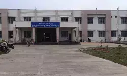 వంద పడకల ఆసుపత్రిలో అరాచకం