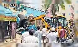 గంజాయి డాన్ ఇంటిపై బుల్డోజర్స్ గంజాయి డాన్ ఇంటిపై బుల్డోజర్స్