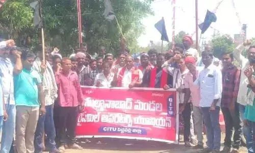 హైదరాబాద్ రోడ్డుకు ట్రంప్ పేరు.. సీఐటీయూ నిరసన