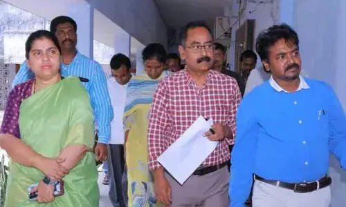 నీట్ పరీక్షా కేంద్రాన్ని పరిశీలించిన జిల్లా కలెక్టర్