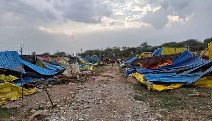 గుండ్ల సింగారంలో ఉద్రిక్తత.. రెవెన్యూ, మున్సిపల్ అధికారుల ఆధ్వర్యంలో గుడిసెల తొలగింపు.. అడ్డుకున్న నివాసితుల అరెస్ట్ గుండ్ల సింగారంలో ఉద్రిక్తత.. రెవెన్యూ, మున్సిపల్ అధికారుల ఆధ్వర్యంలో గుడిసెల తొలగింపు.. అడ్డుకున్న నివాసితుల అరెస్ట్