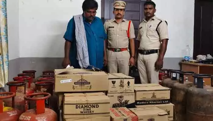 అక్రమంగా గ్యాస్ సిలిండర్లు, మద్యం బాటిళ్ల నిల్వ.. ఇద్దరు అరెస్ట్ అక్రమంగా గ్యాస్ సిలిండర్లు, మద్యం బాటిళ్ల నిల్వ.. ఇద్దరు అరెస్ట్