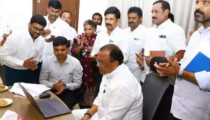 యూరియా యాప్ను ప్రారంభించిన మంత్రి కోమటిరెడ్డి వెంకటరెడ్డి యూరియా యాప్ను ప్రారంభించిన మంత్రి కోమటిరెడ్డి వెంకటరెడ్డి