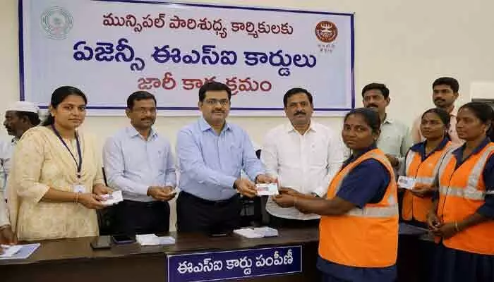ESI కార్డుల జారీలో ఏజెన్సీ ఇష్టారాజ్యం.. తప్పుల కార్డులతో దిక్కుతోచని స్థితిలో పారిశుద్ధ్య కార్మికులు ESI కార్డుల జారీలో ఏజెన్సీ ఇష్టారాజ్యం.. తప్పుల కార్డులతో దిక్కుతోచని స్థితిలో పారిశుద్ధ్య కార్మికులు