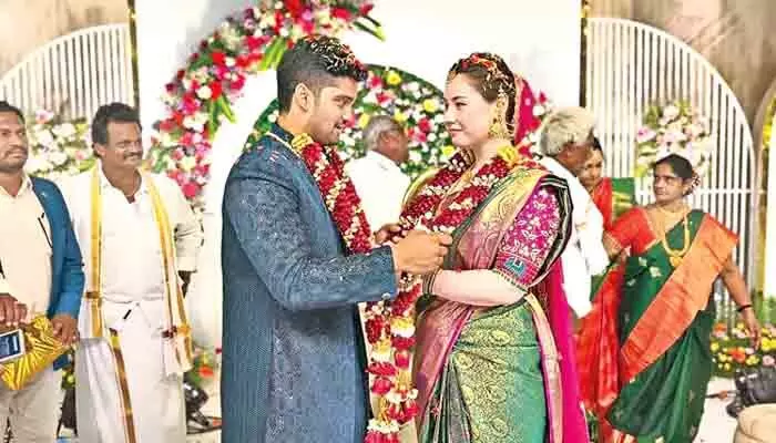 ఎల్లలు దాటిన ప్రేమ.. పెళ్లితో ఒక్కటైన జంట ఎల్లలు దాటిన ప్రేమ.. పెళ్లితో ఒక్కటైన జంట