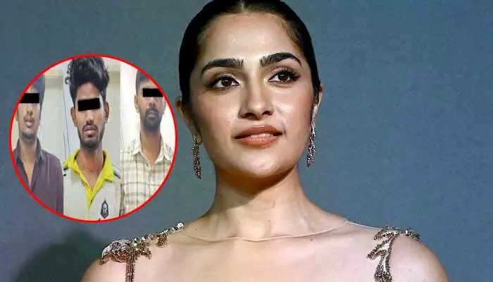 వైరల్గా హీరోయిన్ రుక్మిణి వసంత్ మార్ఫింగ్ ఫొటోలు.. ముగ్గురు అరెస్ట్ వైరల్గా హీరోయిన్ రుక్మిణి వసంత్ మార్ఫింగ్ ఫొటోలు.. ముగ్గురు అరెస్ట్