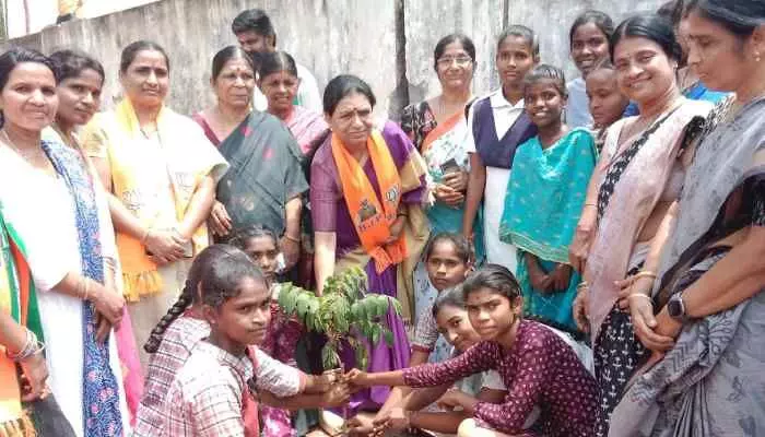 మీ అమ్మ పేరుతో ఓ మొక్కను నాటండి..పర్యావరణం కాపాడండి మీ అమ్మ పేరుతో ఓ మొక్కను నాటండి..పర్యావరణం కాపాడండి