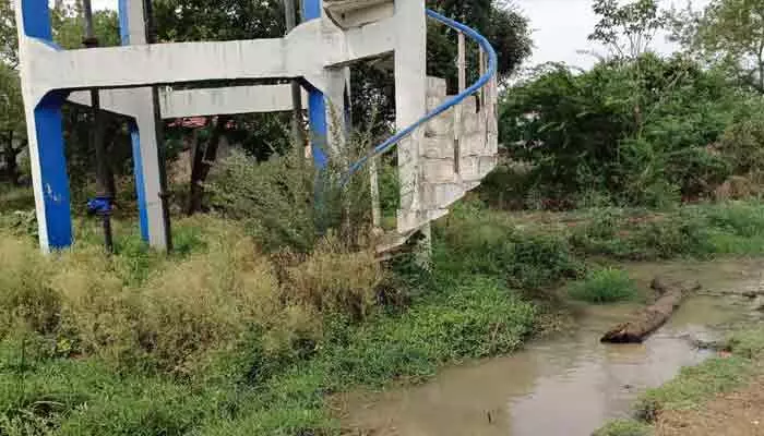 మిషన్ భగీరథ నీటి ట్యాంక్ కింద మురుగు నీరు.. ఇబ్బందులు పడుతున్న ప్రజలు మిషన్ భగీరథ నీటి ట్యాంక్ కింద మురుగు నీరు.. ఇబ్బందులు పడుతున్న ప్రజలు