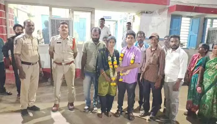 ప్రేమ జంటకు పోలీస్ స్టేషన్లో వివాహం.. ప్రేమ జంటకు పోలీస్ స్టేషన్లో వివాహం..
