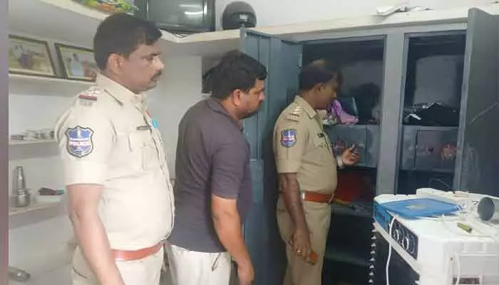ఊరికి వెళ్లిన వేళ చోరీ..! ఊరికి వెళ్లిన వేళ చోరీ..!