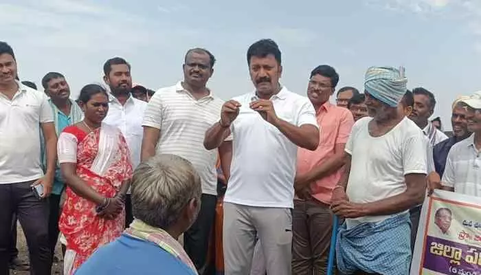 నిబంధనలకు విరుద్ధంగా మద్యం విక్రయిస్తే కఠిన చర్యలు నిబంధనలకు విరుద్ధంగా మద్యం విక్రయిస్తే కఠిన చర్యలు