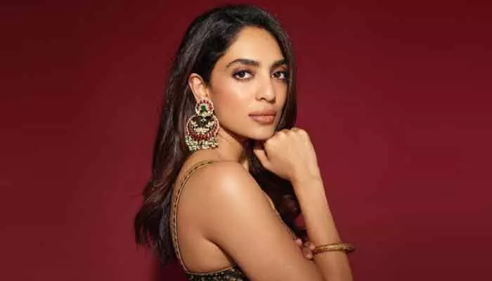 ఇతరులు చేసిన బాధాకరమైన పనులను మర్చిపోవాలనుకుంటున్నా.. శోభిత సెన్సేషనల్ కామెంట్స్ ఇతరులు చేసిన బాధాకరమైన పనులను మర్చిపోవాలనుకుంటున్నా.. శోభిత సెన్సేషనల్ కామెంట్స్