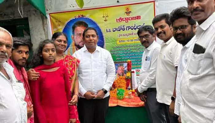 జవాన్ కుటుంబ సభ్యులకు రూ.50 వేలు ఆర్థిక సహయం.. జవాన్ కుటుంబ సభ్యులకు రూ.50 వేలు ఆర్థిక సహయం..