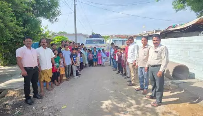 సేవే లక్ష్యంగా సర్పంచ్ ముందడుగు.. ప్రభుత్వ పాఠశాల విద్యార్థులకు ఆటో సౌకర్యం సేవే లక్ష్యంగా సర్పంచ్ ముందడుగు.. ప్రభుత్వ పాఠశాల విద్యార్థులకు ఆటో సౌకర్యం