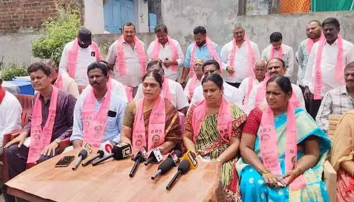 అవినీతిరహిత అభివృద్ధికి సహకరిస్తాం: బీఆర్ఎస్ కౌన్సిలర్లు అవినీతిరహిత అభివృద్ధికి సహకరిస్తాం: బీఆర్ఎస్ కౌన్సిలర్లు
