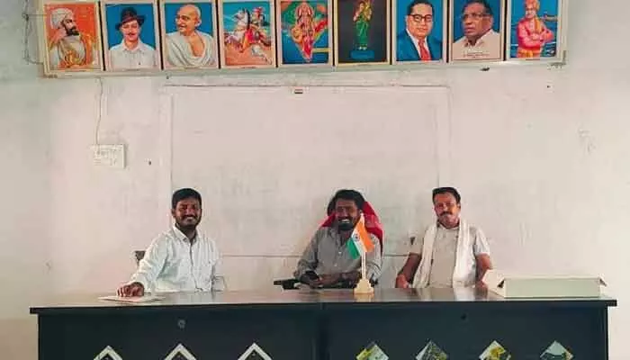 సర్పంచ్ కుర్చీలో అనధికార వ్యక్తులు సర్పంచ్ కుర్చీలో అనధికార వ్యక్తులు