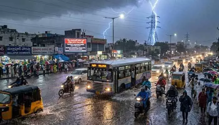హైదరాబాద్ను ముంచెత్తుతున్న భారీ వర్షాలు.. రాగల గంటలో ఈ ప్రాంతాలకు అలెర్ట్ హైదరాబాద్ను ముంచెత్తుతున్న భారీ వర్షాలు.. రాగల గంటలో ఈ ప్రాంతాలకు అలెర్ట్