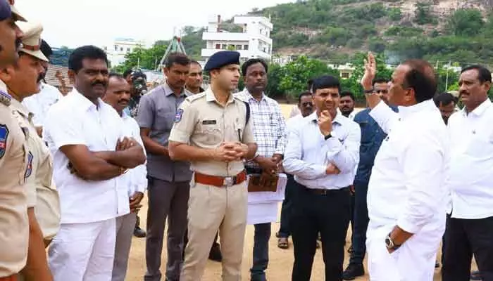 కనగల్లో సీఎం సభకు ముమ్మర ఏర్పాట్లు.. మంత్రి కనగల్లో సీఎం సభకు ముమ్మర ఏర్పాట్లు.. మంత్రి