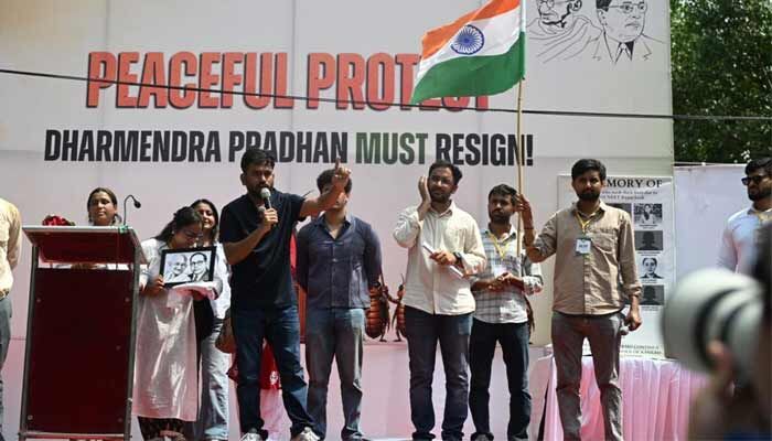 ధర్మేంద్ర ప్రధాన్‌ రాజీనామా చేసే వరకు జంతర్‌మంతర్‌ని వదిలివెళ్లేది లేదు: కాక్రోచ్ పార్టీ చీఫ్