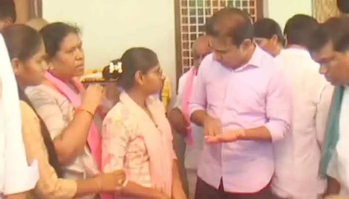 రైతు కుటుంబానికి కేటీఆర్ రూ. 3 లక్షల ఆర్థిక సహాయం.. రైతు కుటుంబానికి కేటీఆర్ రూ. 3 లక్షల ఆర్థిక సహాయం..