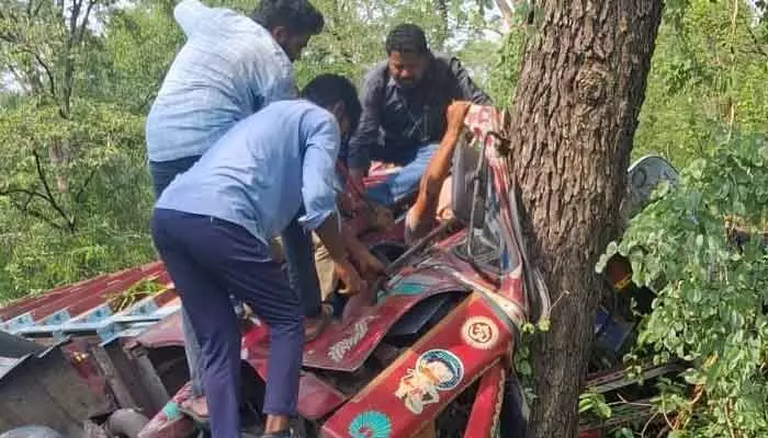 వాహనాన్ని తప్పించే ప్రయత్నంలో అదుపుతప్పిన లారీ.. డ్రైవర్కు తీవ్ర గాయాలు వాహనాన్ని తప్పించే ప్రయత్నంలో అదుపుతప్పిన లారీ.. డ్రైవర్కు తీవ్ర గాయాలు
