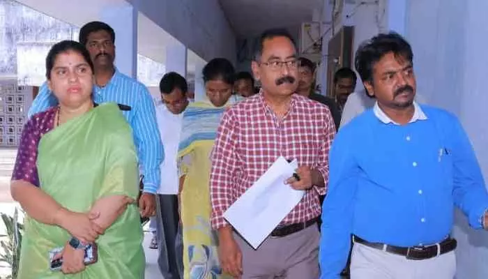 నీట్ పరీక్షా కేంద్రాన్ని పరిశీలించిన జిల్లా కలెక్టర్ నీట్ పరీక్షా కేంద్రాన్ని పరిశీలించిన జిల్లా కలెక్టర్