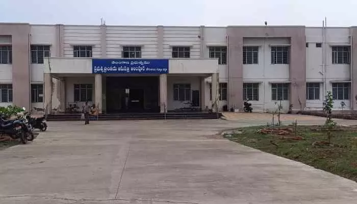 వంద పడకల ఆసుపత్రిలో అరాచకం వంద పడకల ఆసుపత్రిలో అరాచకం