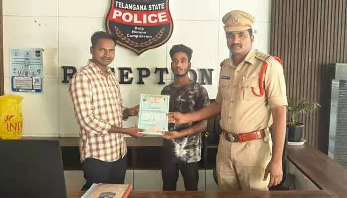 ఆటోలో మర్చిపోయిన బ్యాగ్.. గంటల వ్యవధిలోనే ఛేదించిన పోలీసులు ఆటోలో మర్చిపోయిన బ్యాగ్.. గంటల వ్యవధిలోనే ఛేదించిన పోలీసులు