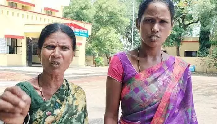 బెదిరింపులకు పాల్పడుతోన్న సర్పంచ్ భర్తపై చట్టపరమైన చర్యలు తీసుకోవాలని డిమాండ్ బెదిరింపులకు పాల్పడుతోన్న సర్పంచ్ భర్తపై చట్టపరమైన చర్యలు తీసుకోవాలని డిమాండ్