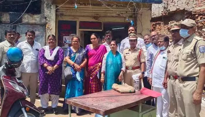 ధర్మశాల షాపులు ఖాళీ చేయించిన దేవదాయ శాఖ అధికారులు.. ధర్మశాల షాపులు ఖాళీ చేయించిన దేవదాయ శాఖ అధికారులు..