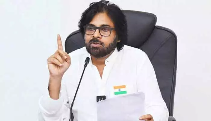 నేను హోంమంత్రిని కాకపోవడంతో క్రిమినల్స్ బతికి పోతున్నారు: డిప్యూటీ సీఎం పవన్ కల్యాణ్ నేను హోంమంత్రిని కాకపోవడంతో క్రిమినల్స్ బతికి పోతున్నారు: డిప్యూటీ సీఎం పవన్ కల్యాణ్