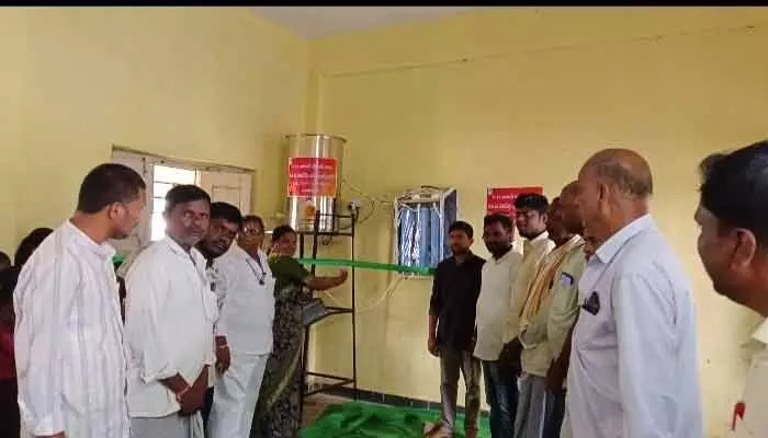తాతయ్య.. నానమ్మ జ్ఞాపకార్థం విద్యార్థులకు స్వచ్ఛజల కానుక తాతయ్య.. నానమ్మ జ్ఞాపకార్థం విద్యార్థులకు స్వచ్ఛజల కానుక