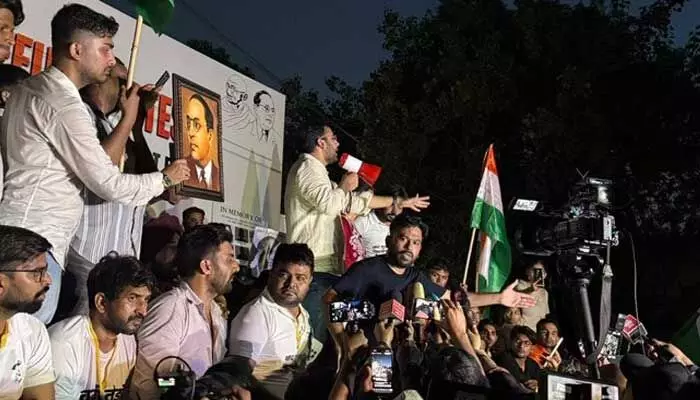 అర్థరాత్రి దాటినా కొనసాగుతున్న CJP ధర్నా.. ధర్మేంద్ర ప్రధాన్ రాజీనామాకు పట్టు అర్థరాత్రి దాటినా కొనసాగుతున్న CJP ధర్నా.. ధర్మేంద్ర ప్రధాన్ రాజీనామాకు పట్టు