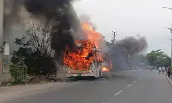 కరీంనగర్ టు హైదరాబాద్ ఎలక్ట్రిక్ బస్సులో చెలరేగిన మంటలు.. ప్రయాణికుల ఆర్తనాదాలు! కరీంనగర్ టు హైదరాబాద్ ఎలక్ట్రిక్ బస్సులో చెలరేగిన మంటలు.. ప్రయాణికుల ఆర్తనాదాలు!