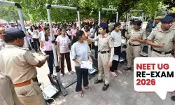నీట్ యూజీ రీఎగ్జామ్‌ - విద్యార్థులను పరీక్ష కేంద్రంలోకి అనుమతిస్తున్న అధికారులు