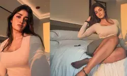 బెడ్పై కూర్చొని అందాలను హైలెట్ చేస్తున్న డింపుల్ బెడ్పై కూర్చొని అందాలను హైలెట్ చేస్తున్న డింపుల్