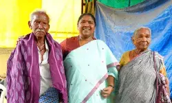 ఫాదర్స్ డే స్పెషల్.. తండ్రి సమ్మయ్యను సత్కరించిన మంత్రి సీతక్క ఫాదర్స్ డే స్పెషల్.. తండ్రి సమ్మయ్యను సత్కరించిన మంత్రి సీతక్క