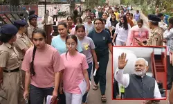 నీట్ రీ-ఎగ్జామ్ వేళ ప్రధాని మోడీ మానవత్వం.. ఎయిర్పోర్టులోనే 45 నిమిషాల నిరీక్షణ నీట్ రీ-ఎగ్జామ్ వేళ ప్రధాని మోడీ మానవత్వం.. ఎయిర్పోర్టులోనే 45 నిమిషాల నిరీక్షణ