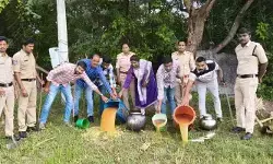 పలు ప్రాంతాల్లో ఎక్సైజ్ టీం దాడులు.. 650 లీటర్ల బెల్లం పానకం ధ్వంసం పలు ప్రాంతాల్లో ఎక్సైజ్ టీం దాడులు.. 650 లీటర్ల బెల్లం పానకం ధ్వంసం