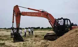 అక్రమ ఇసుక రవాణా టిప్పర్లను అడ్డుకున్న మాజీ ఎమ్మెల్యే అక్రమ ఇసుక రవాణా టిప్పర్లను అడ్డుకున్న మాజీ ఎమ్మెల్యే