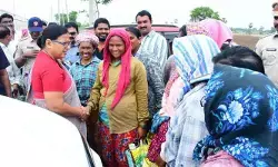 వ్యవసాయ కూలీలతో ముచ్చటించిన ఎమ్మెల్యే పద్మావతి రెడ్డి.. వ్యవసాయ కూలీలతో ముచ్చటించిన ఎమ్మెల్యే పద్మావతి రెడ్డి..