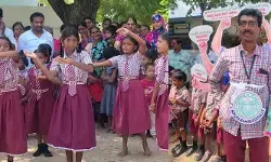 బడి కోసం విద్యార్థిగా మారిన గురువు..