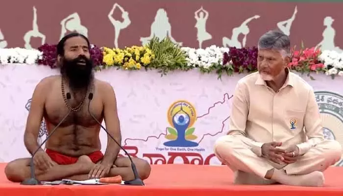 ‘చంద్రబాబు’ ఓ కర్మయోగి.. యోగా డే వేడుకల్లో బాబా రాందేవ్ ‘చంద్రబాబు’ ఓ కర్మయోగి.. యోగా డే వేడుకల్లో బాబా రాందేవ్